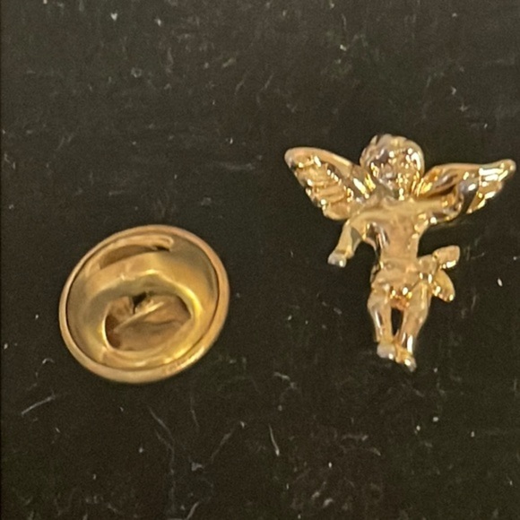 Vintage 1/2” gold plated Angel cherub hat lapel pin tie tack - Picture 1 of 9